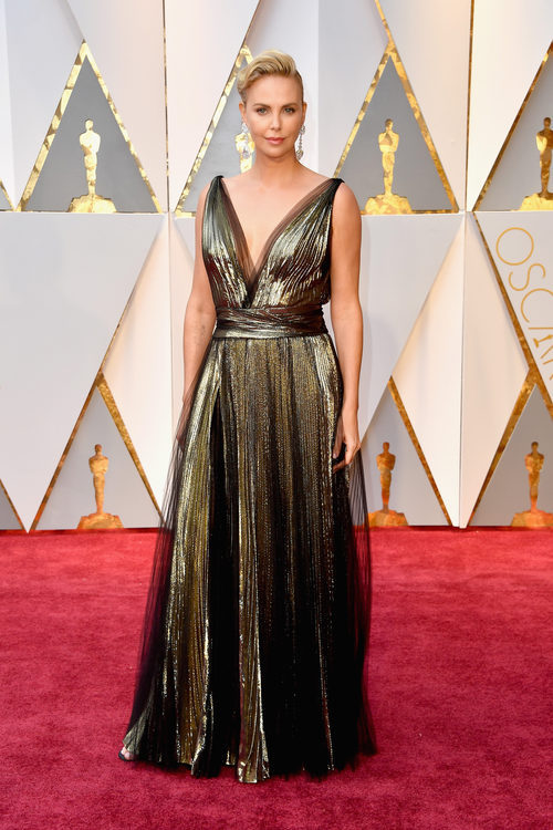 Charlize Theron con un look metalizado en los Premios Oscar 2017