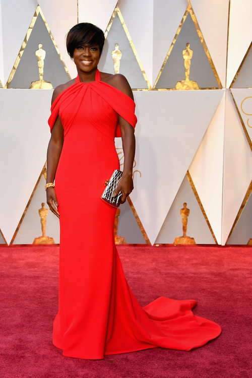 Viola Davis con un vestido rojo intenso en los Premios Oscar 2017