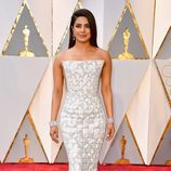 Priyanka Chopra vestida de Ralph & Ruso en los Premios Oscar 2017
