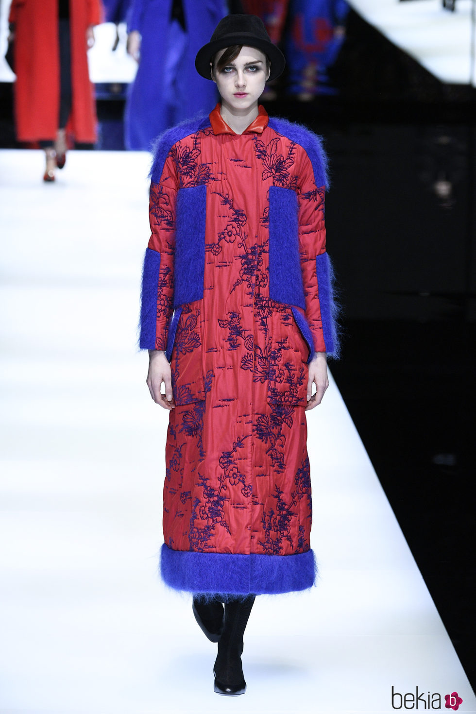 Abrigo rojo y azul de Giorgio Armani otoño/invierno 2017/2018 en la Milán Fashion Week