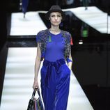 Pantalón de terciopelo de Giorgio Armani otoño/invierno 2017/2018 en la Milán Fashion Week