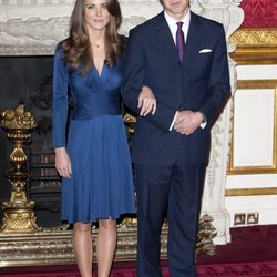 Kate Middleton y el príncipe Guillermo en el día del anuncio de su compromiso