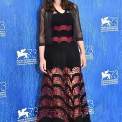 Monica Bellucci con un vestido negro y burdeos en el Festival de Cine de Venecia 2016