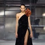 Vestido asimétrico de Saint Laurent otoño/invierno 2017/2018 en la París Fashion Week