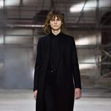 Total look black de Saint Laurent otoño/invierno 2017/2018 en la París Fashion Week