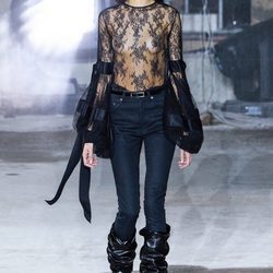 Camisa con transparencias de Saint Laurent otoño/invierno 2017/2018 en la París Fashion Week
