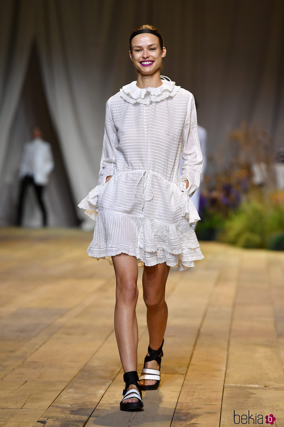 Vestido blanco con volantes de H&M Studio primavera/verano 2017 en la Paris Fashion Week