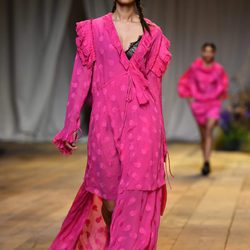 Vestido rosa fucsia de H&M Studio primavera/verano 2017 en la Paris Fashion Week