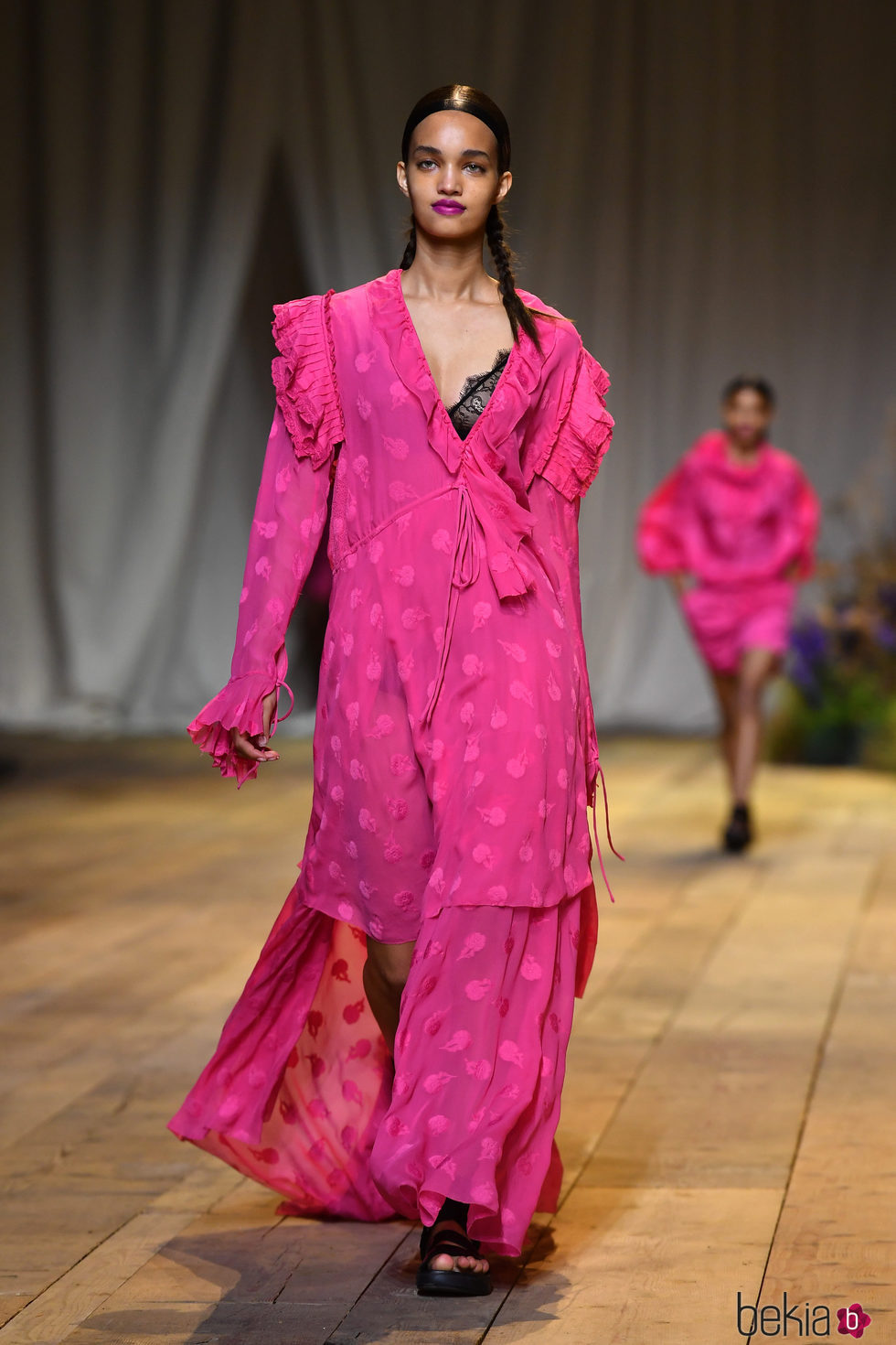 Vestido rosa fucsia de H&M Studio primavera/verano 2017 en la Paris Fashion Week