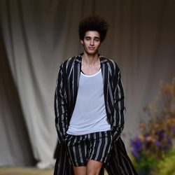 Look de seda de H&M Studio primavera/verano 2017 en la Paris Fashion Week