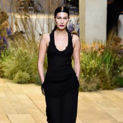 Bella Hadid con un vestido negro de H&M Studio primavera/verano 2017 en la Paris Fashion Week
