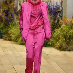 Camisa y pantalón rosa de H&M Studio primavera/verano 2017 en la Paris Fashion Week