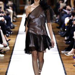 Vestido mini negro de Lanvin otoño/invierno 2017/2018 en la Paris Fashion Week