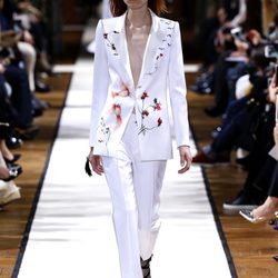 Traje de chaqueta blanco de Lanvin otoño/invierno 2017/2018 en la Paris Fashion Week