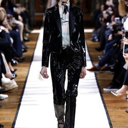 Traje de chaqueta negro de Lanvin otoño/invierno 2017/2018 en la Paris Fashion Week