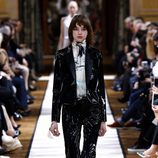 Traje de chaqueta negro de Lanvin otoño/invierno 2017/2018 en la Paris Fashion Week