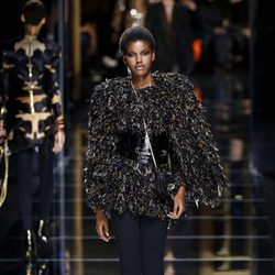 Abrigo de plumas de Balmain otoño/invierno 2017/2018 en la Paris Fashion Week