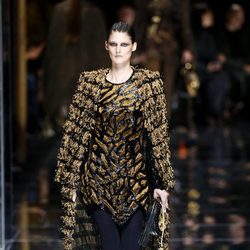 Abrigo largo de Balmain otoño/invierno 2017/2018 en la Paris Fashion Week