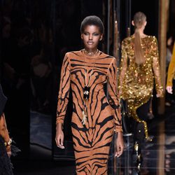 Vestido de estampado de tigre de Balmain otoño/invierno 2017/2018 en la Paris Fashion Week