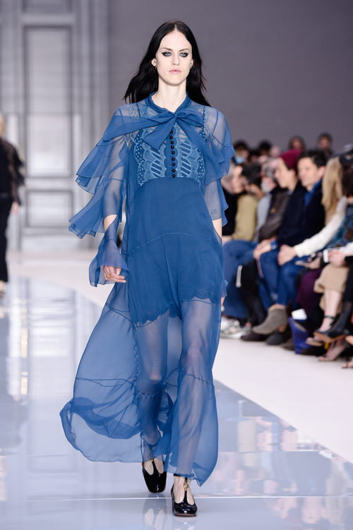 Vestido azul de Chloé otoño/invierno 2017/2018 en la Paris Fashion Week