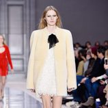 Abrigo de corte mini de Chloé otoño/invierno 2017/2018 en la Paris Fashion Week