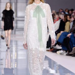 Vestido con transparencias de Chloé otoño/invierno 2017/2018 en la Paris Fashion Week