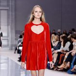 Vestido de terciopelo rojo de Chloé otoño/invierno 2017/2018 en la Paris Fashion Week