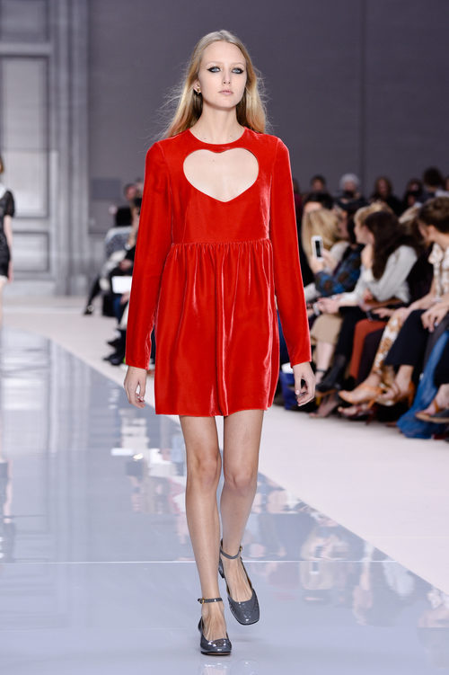 Vestido de terciopelo rojo de Chloé otoño/invierno 2017/2018 en la Paris Fashion Week