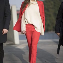 Gigi Hadid con un traje de chaqueta rojo en Milán