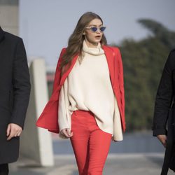 Gigi Hadid con un traje de chaqueta rojo en Milán