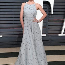 Miranda Kerr con un vestido gris perla en la fiesta de Vanity Fair tras los Oscar 2017