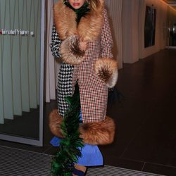 Rita Ora con un original abrigo en las calles de Milán