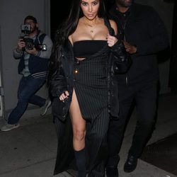 Kim Kardashian con un total look black en Los Ángeles
