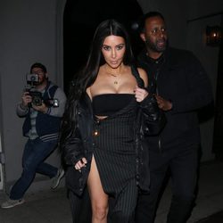 Kim Kardashian con un total look black en Los Ángeles