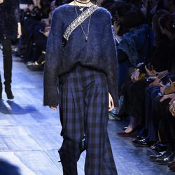 Pantalón de cuadros y jersey azul de Christian Dior de la colección otoño/invierno 2017/2018 en Paris Fashion Week