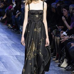 Vestido de tirantes negro y dorado de Dior de la colección otoño/invierno 2017/2018 en Paris Fashion Week