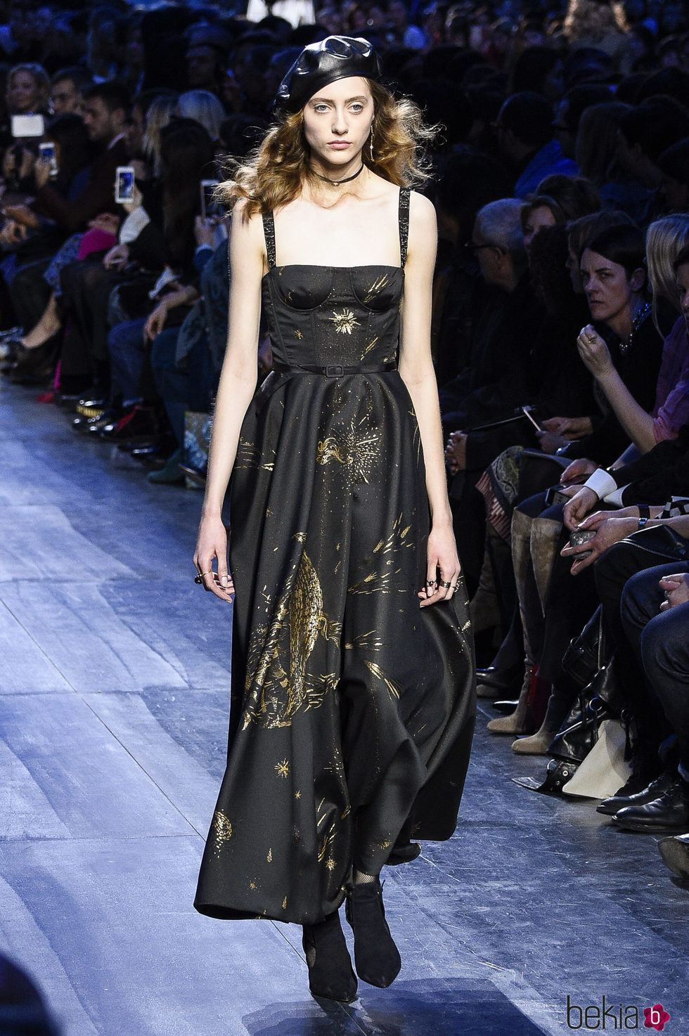 Vestido de tirantes negro y dorado de Dior de la colección otoño/invierno 2017/2018 en Paris Fashion Week