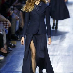 Conjunto chaqueta y falda azul de Dior de la colección otoño/invierno 2017/2018 en Paris Fashion Week