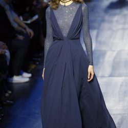 Vestido azul superpuesto con pedrería de Dior de la colección otoño/invierno 2017/2018 en Paris Fashion Week