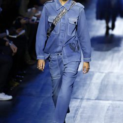 Conjunto camisa y pantalón denim de Dior de la colección otoño/invierno 2017/2018 en Paris Fashion Week