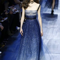 Vestido azul degradado de tirantes de Dior de la colección otoño/invierno 2017/2018 en Paris Fashion Week