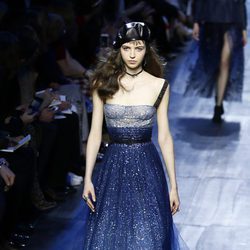 Vestido azul degradado de tirantes de Dior de la colección otoño/invierno 2017/2018 en Paris Fashion Week
