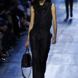Conjunto negro blusa y pantalón de Dior de la colección otoño/invierno 2017/2018 en Paris Fashion Week