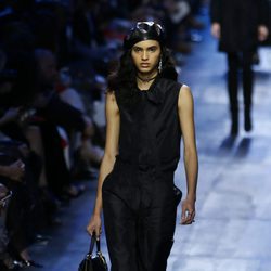 Conjunto negro blusa y pantalón de Dior de la colección otoño/invierno 2017/2018 en Paris Fashion Week