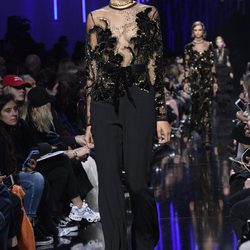 Top lencero y pantalón de Elie Saab de la colección otoño/invierno 2017/2018 en París Fashion Week