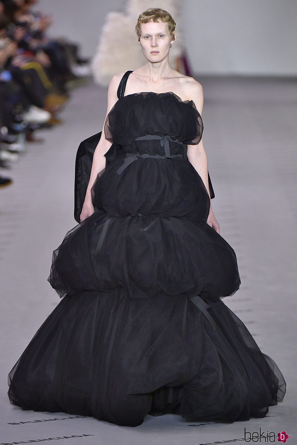 Vestido negro voluminoso de la colección otoño/invierno 2017/2018 de Balenciaga en Paris Fashion Week