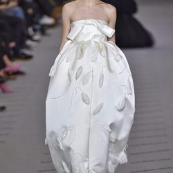 Vestido blanco de la colección otoño/invierno 2017/2018 de Balenciaga en Paris Fashion Week