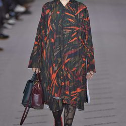 Vestido con pliegues de la colección otoño/invierno 2017/2018 de Balenciaga en Paris Fashion Week