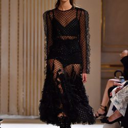 Vestido de transparencias de Giambattista Valli otoño/invierno 2017/2018 en la Paris Fashion Week