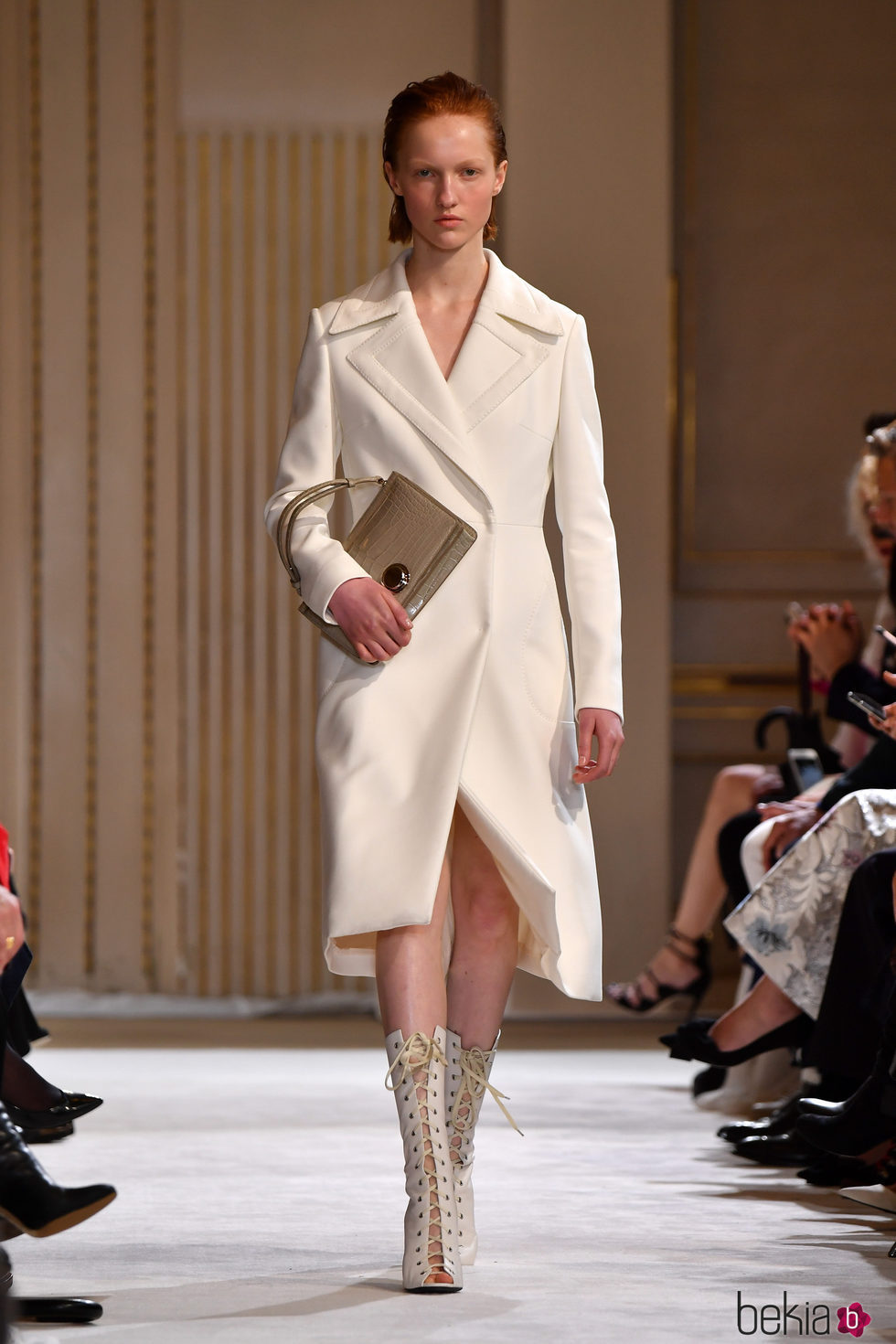 Abrigo blanco de Giambattista Valli otoño/invierno 2017/2018 en la Paris Fashion Week